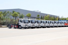 多类垃圾车准备发车